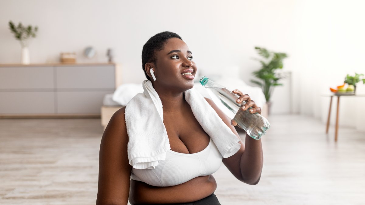Frau trinkt Wasser nach Workout