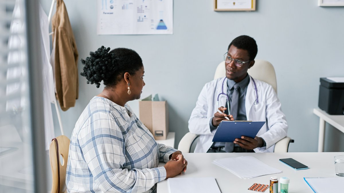 Doktor erklärt Patientin etwas
